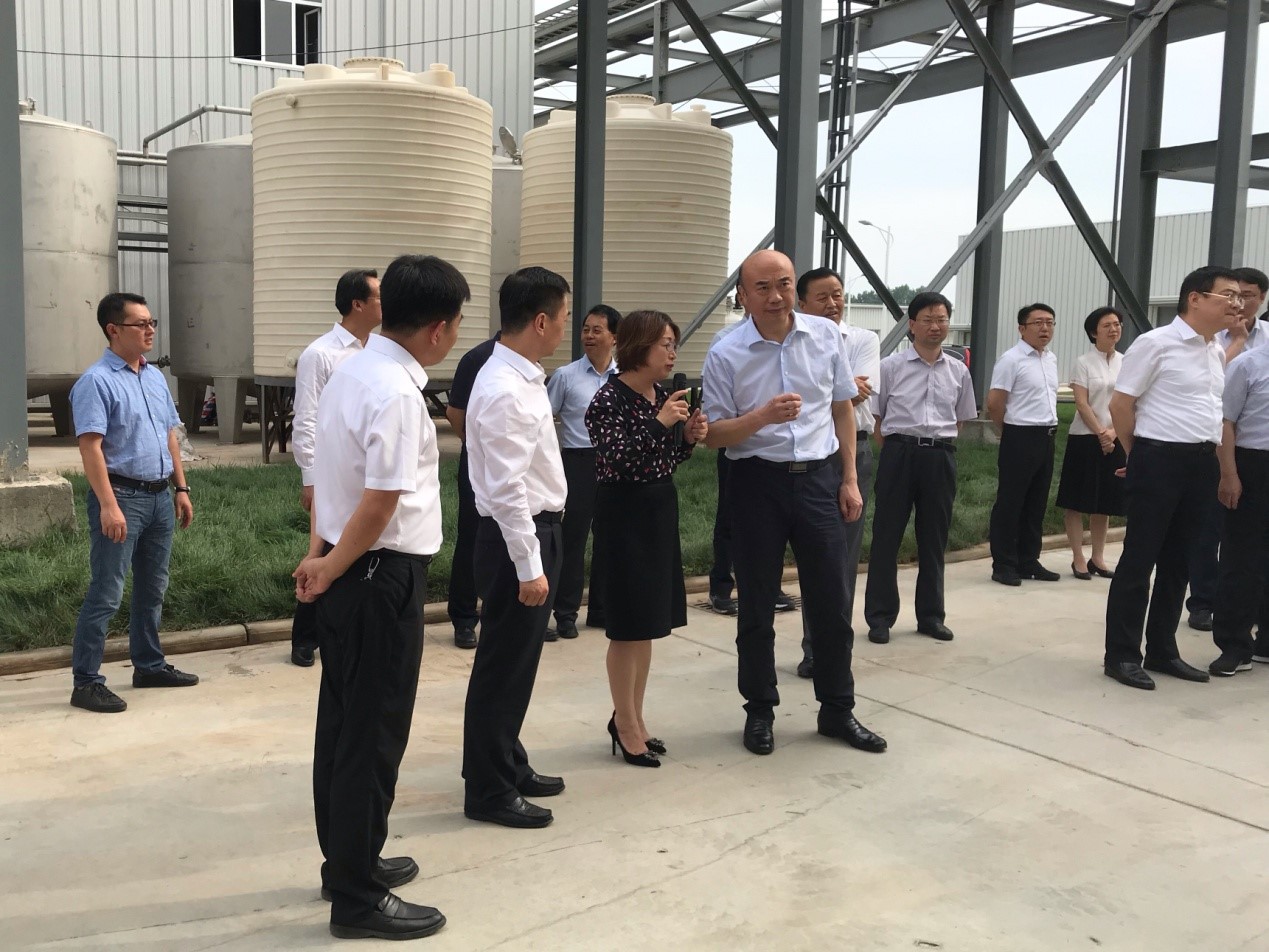 刘国中省长一行观摩蒲城pp电子科技建设项目
