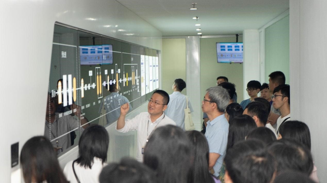 澳门汗青老师国情研建班莅临pp电子科技参观调查
